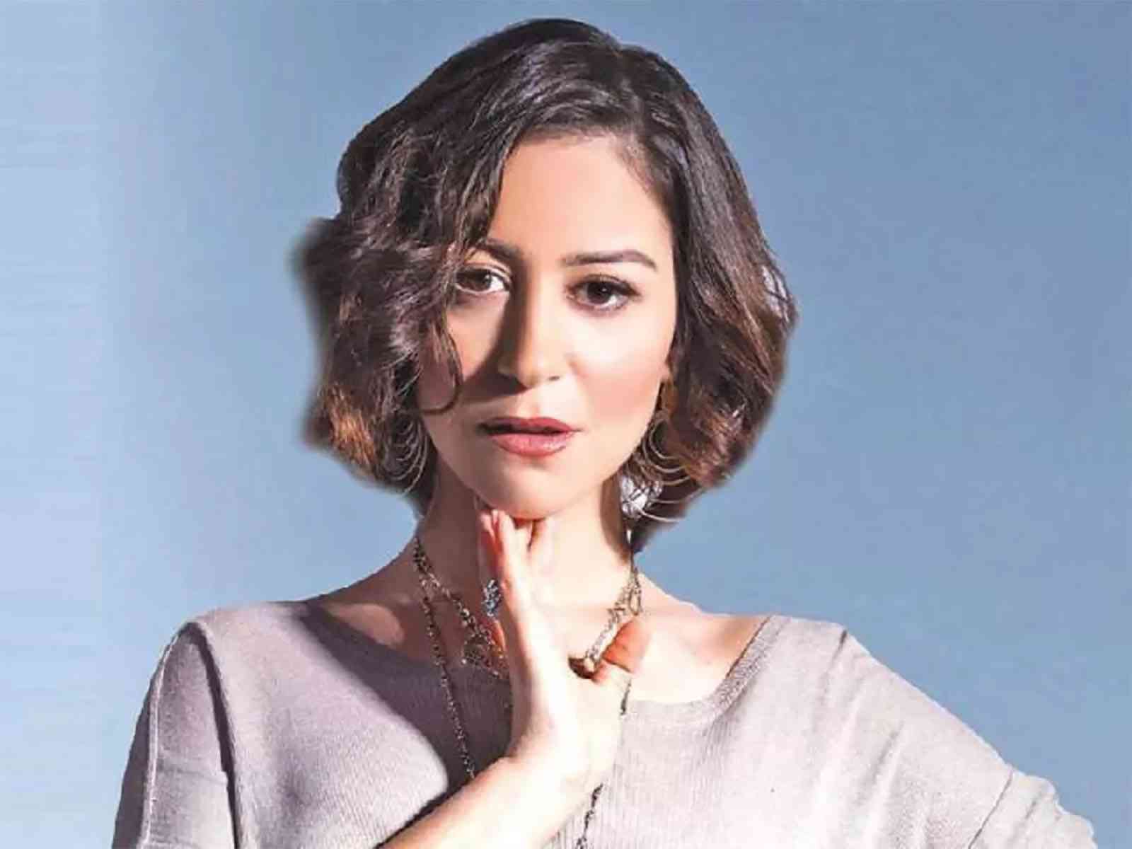 نقل الفنانة منة شلبي إلى أحد المستشفيات الكبرى بعد وعكة صحية مفاجئة